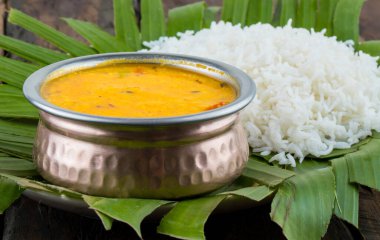 Geleneksel Hint Mutfağı Dal Fry veya Rice da Dal Chawal, Daal Chawal, Dal Rice, Whole Yellow Mercimeği ile Rice veya Dal Tadka olarak bilinir.