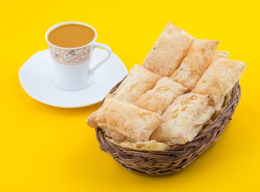 Hint Çay Saati Kahvaltısı Khari, Kharee, Khari Bisküvisi ya da Tuzlu Puf Böreği olarak da bilinir, Hint Sıcak Masala Çayı ya da Sarı Arkaplanda Sıcak Çay ile servis edilir.