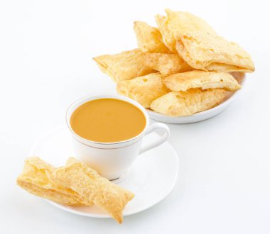 Hint Çay Saati Kahvaltısı Khari, Kharee, Khari Bisküvisi ya da Tuzlu Puf Böreği olarak da bilinir, Hint Sıcak Masala Çayı ya da Beyaz Arkaplanda izole edilmiş Sıcak Çay ile servis edilir.