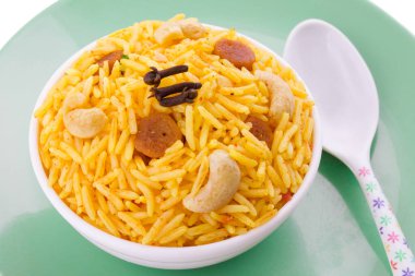 Hint mutfağı Pulav, Vejetaryen Biryani, Vejetaryen Pulav, Sebze Pulav, Biryani veya Sebze Pilav olarak da bilinir.