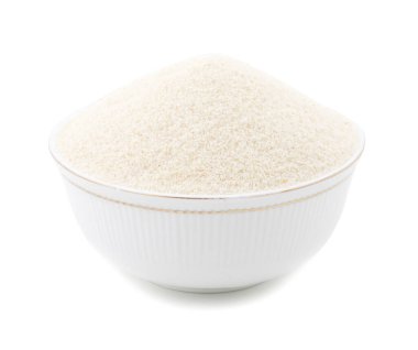 Hazirliksiz Semolina unu ya da Kasedeki Suji Beyaz Arkaplanda Ayrı Tutulmuş