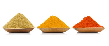 Hint Renkli Baharatları olarak da bilinir. Kırmızı biber tozu, zerdeçal tozu, kişniş tozu, Mirchi, Mirch, Haldi, Dhaniya tozu olarak da bilinir.