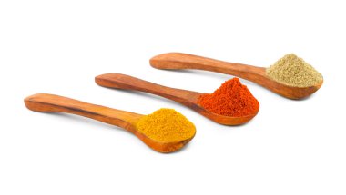 Tahta kaşıklardaki Hint Baharatları olarak da bilinir. Kırmızı biber tozu, zerdeçal tozu, kişniş tozu, Mirchi, Mirch, Haldi, Dhaniya tozu olarak da bilinir.