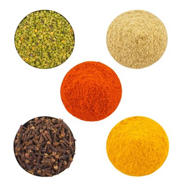 Kase içinde Hint Renkli Baharatlar Kırmızı Biber Tozu, Zerdeçal Tozu, Kişniş Tozu, karanfil, Yeşil Fenomen Tohumu, Mirchi, Haldi, Dhaniya Tozu, Laung veya Lavang Beyaz Arkaplanda İzole Edildi