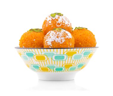 Hint Tatlı Motichoor laddoo Bundi Laddu ya da Motichur Laddoo olarak da bilinir. Çok küçük Gram un toplarından ya da Boondis 'ten yapılır.
