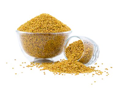 Beyaz Arkaplanda Çemen Yunanı Tohumları veya Methi İzole Edildi