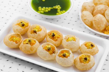 Hint sokak yemeği Pani Puri, Golgappa ya da Golgappe olarak da bilinir. İçi lezzetli su ve diğer sohbet malzemelerinin karışımıyla dolu yuvarlak, içi boş bir Puri 'den oluşuyor.