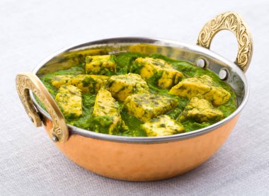 Hint Sağlıklı Mutfağı Palak Paneer Ispanak ve süzme peynirden yapılmış Tandır Roti veya salata ile servis edilir