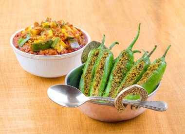 Mango turşulu Hint Baharatlı Yeşil Biber. Mirchi Ka Achaar olarak da bilinir. Ya da hardal tohumları ve hardal yağıyla terbiye edilmiş Loncha.