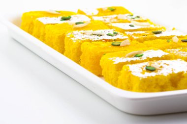 Hindistan Popüler Tatlı Yemekleri Khopara Pak ya da Hindistan cevizi Burfi, beyaz arka planda izole edilmiş hindistan cevizi, süt ve şekerden oluşur.