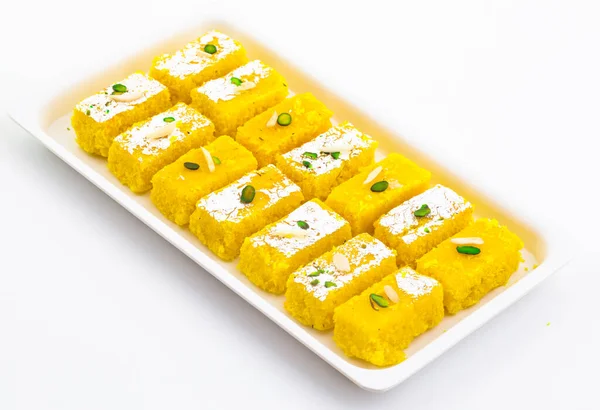 印度受欢迎的甜食Khopara Pak或Coconut Burfi 由椰子 牛奶和糖组成 背景为白色 — 图库照片