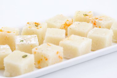 Hindistan Popüler Tatlı Yemekleri Khopara Pak ya da Hindistan cevizi Burfi, beyaz arka planda izole edilmiş hindistan cevizi, süt ve şekerden oluşur.