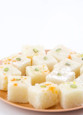 Hindistan Popüler Tatlı Yemekleri Khopara Pak ya da Hindistan cevizi Burfi, beyaz arka planda izole edilmiş hindistan cevizi, süt ve şekerden oluşur.