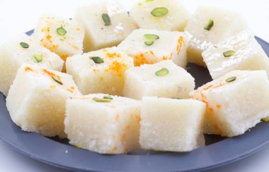 Hindistan Popüler Tatlı Yemekleri Khopara Pak ya da Hindistan cevizi Burfi, beyaz arka planda izole edilmiş hindistan cevizi, süt ve şekerden oluşur.