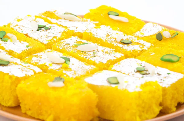 印度受欢迎的甜食Khopara Pak或Coconut Burfi 由椰子 牛奶和糖组成 背景为白色 — 图库照片