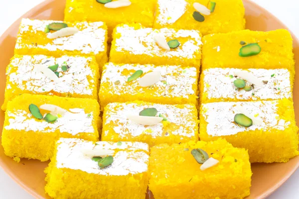 由椰子 牛奶和糖组成的印度受欢迎的甜食品Khopara Pak或椰子 — 图库照片