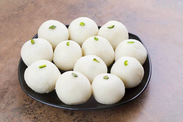 インドの甘いラズグララまた Rosogolla Rosogolla Rasagola Ras Gulla Anguri RasgullaまたはAngoori Rasgullaとしても知られているインドで人気のあるシロップ状のデザートです 玉型の団子から作られています — ストック写真