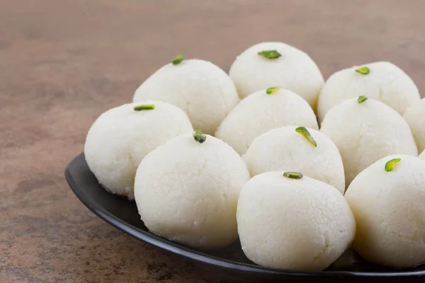 インドの甘いラズグララまた Rosogolla Rosogolla Rasagola Ras Gulla Anguri RasgullaまたはAngoori Rasgullaとしても知られているインドで人気のあるシロップ状のデザートです 玉型の団子から作られています — ストック写真