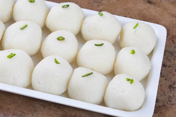 インドの甘いラズグララまた Rosogolla Rosogolla Rasagola Ras Gulla Anguri RasgullaまたはAngoori Rasgullaとしても知られているインドで人気のあるシロップ状のデザートです 玉型の団子から作られています — ストック写真