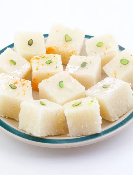 白を基調としたココナッツ ミルク シュガーで構成されたインドの人気の甘い食べ物Khopara PakまたはCoconut Burfi — ストック写真