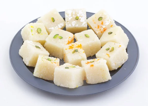 白を基調としたココナッツ ミルク シュガーで構成されたインドの人気の甘い食べ物Khopara PakまたはCoconut Burfi — ストック写真