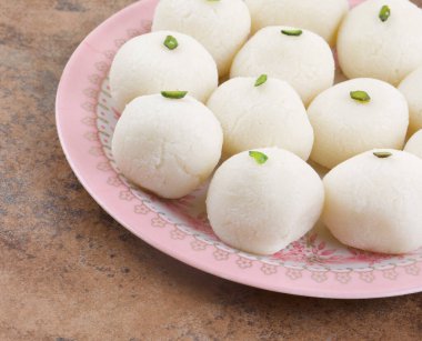 Ayrıca Rosogolla, Roshogolla, Rasagola, Ras Gulla, Anguri Rasgulla veya Angoori Rasgulla olarak da bilinir. Top şekilli hamur köftesinden yapılmıştır..
