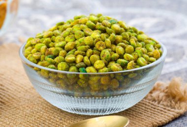 Hint çerezi Masala Yeşil Bezelye Baharatlı Yeşil Bezelye, Masala Matar, Hara Matar, Masala Vatana, Baharatlı Kızarmış Yeşil Bezelye veya Yay Matar Servisi olarak da bilinir.