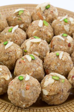 Geleneksel Hint Tatlı Gıda Urad Dal Laddu Laddoo, Ladoo, Laddo olarak da bilinir. Tereyağından, kuru meyvelerden, Fenugreek ve diğer baharatlardan yapılma top şeklinde şekerlerdir. Urad Dal laddu Tatlı Çoğunlukla kışın yer