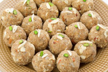 Geleneksel Hint Tatlı Gıda Urad Dal Laddu Laddoo, Ladoo, Laddo olarak da bilinir. Tereyağından, kuru meyvelerden, Fenugreek ve diğer baharatlardan yapılma top şeklinde şekerlerdir. Urad Dal laddu Tatlı Çoğunlukla kışın yer