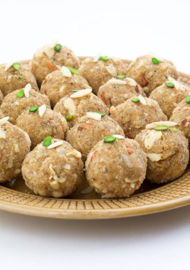 Geleneksel Hint Tatlı Gıda Urad Dal Laddu Laddoo, Ladoo, Laddo olarak da bilinir. Tereyağından, kuru meyvelerden, Fenugreek ve diğer baharatlardan yapılma top şeklinde şekerlerdir. Urad Dal laddu Tatlı Çoğunlukla kışın yer