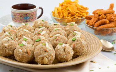 Geleneksel Hint Tatlı Gıda Urad Dal Laddu Laddoo, Ladoo, Laddo olarak da bilinir. Tereyağından, kuru meyvelerden, Fenugreek ve diğer baharatlardan yapılma top şeklinde şekerlerdir. Urad Dal laddu Tatlı Çoğunlukla kışın yer