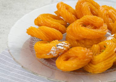 Paneer Jalebi, ayrıca Chhena Jalebi, Chhena Jilapi veya Zulbia olarak da bilinir.