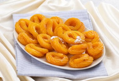 Paneer Jalebi, ayrıca Chhena Jalebi, Chhena Jilapi veya Zulbia olarak da bilinir.