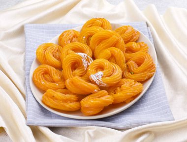Paneer Jalebi, ayrıca Chhena Jalebi, Chhena Jilapi veya Zulbia olarak da bilinir.