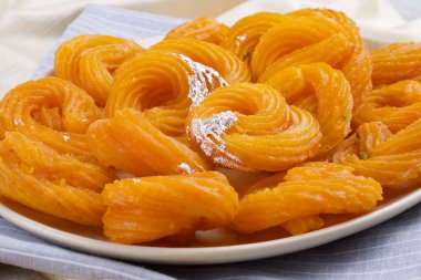 Paneer Jalebi, ayrıca Chhena Jalebi, Chhena Jilapi veya Zulbia olarak da bilinir.