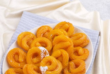 Paneer Jalebi, ayrıca Chhena Jalebi, Chhena Jilapi veya Zulbia olarak da bilinir.