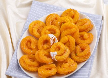Paneer Jalebi, ayrıca Chhena Jalebi, Chhena Jilapi veya Zulbia olarak da bilinir.