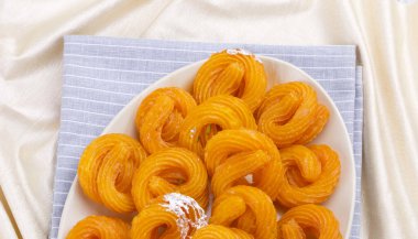 Paneer Jalebi, ayrıca Chhena Jalebi, Chhena Jilapi veya Zulbia olarak da bilinir.