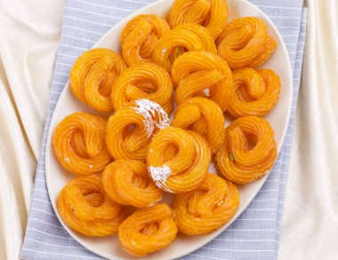 Paneer Jalebi, ayrıca Chhena Jalebi, Chhena Jilapi veya Zulbia olarak da bilinir.