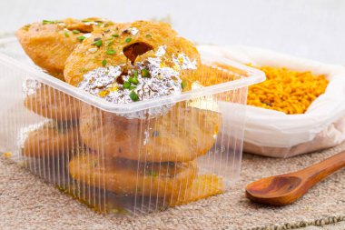 Hint Geleneksel Tatlı Kachori olarak da bilinir. Mawa Kachori, Kachauri veya Kachodi olarak da bilinir. Yoğunlaştırılmış süt, peynir ve kuru meyvelerle doldurulmuş ve şeker şurubuyla servis edilmiştir.