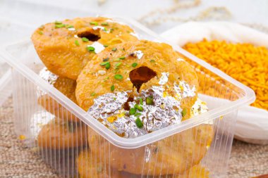 Hint Geleneksel Tatlı Kachori olarak da bilinir. Mawa Kachori, Kachauri veya Kachodi olarak da bilinir. Yoğunlaştırılmış süt, peynir ve kuru meyvelerle doldurulmuş ve şeker şurubuyla servis edilmiştir.