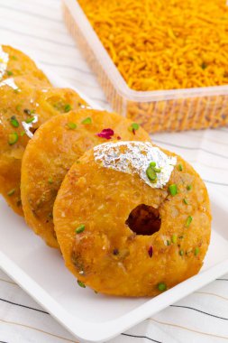 Hint Geleneksel Tatlı Kachori olarak da bilinir. Mawa Kachori, Kachauri veya Kachodi olarak da bilinir. Yoğunlaştırılmış süt, peynir ve kuru meyvelerle doldurulmuş ve şeker şurubuyla servis edilmiştir.