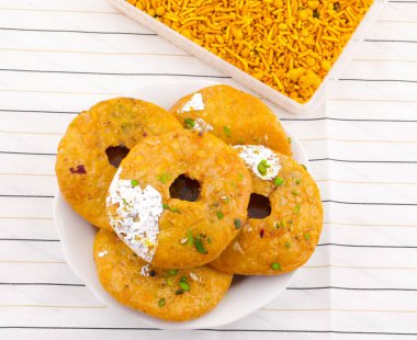 Hint Geleneksel Tatlı Kachori olarak da bilinir. Mawa Kachori, Kachauri veya Kachodi olarak da bilinir. Yoğunlaştırılmış süt, peynir ve kuru meyvelerle doldurulmuş ve şeker şurubuyla servis edilmiştir.