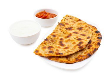 Hint Geleneksel Kahvaltı Tabağı Aloo Paratha, Beyaz Arkaplanda Taze kaymak ve turşu ile servis edilen bir Patates Doldurulmuş Flatbread.