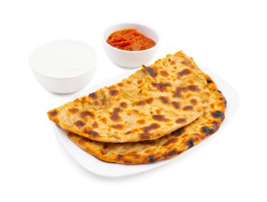 Hint Geleneksel Kahvaltı Tabağı Aloo Paratha, Beyaz Arkaplanda Taze kaymak ve turşu ile servis edilen bir Patates Doldurulmuş Flatbread.
