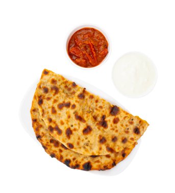 Hint Geleneksel Kahvaltı Tabağı Aloo Paratha, Beyaz Arkaplanda Taze kaymak ve turşu ile servis edilen bir Patates Doldurulmuş Flatbread.