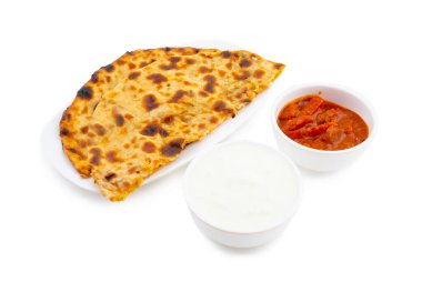 Hint Geleneksel Kahvaltı Tabağı Aloo Paratha, Beyaz Arkaplanda Taze kaymak ve turşu ile servis edilen bir Patates Doldurulmuş Flatbread.