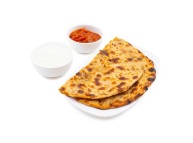 Hint Geleneksel Kahvaltı Tabağı Aloo Paratha, Beyaz Arkaplanda Taze kaymak ve turşu ile servis edilen bir Patates Doldurulmuş Flatbread.