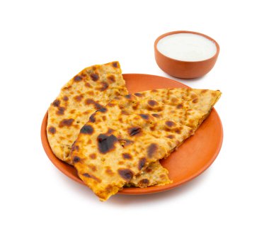 Hint Geleneksel Kahvaltı Tabağı Aloo Paratha, Beyaz Arkaplanda Taze Kaymaklı Patates Doldurulmuş Ekmek