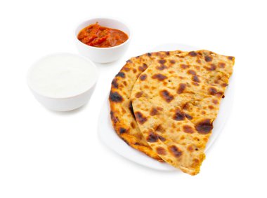 Hint Geleneksel Kahvaltı Tabağı Aloo Paratha, Beyaz Arkaplanda Taze kaymak ve turşu ile servis edilen bir Patates Doldurulmuş Flatbread.
